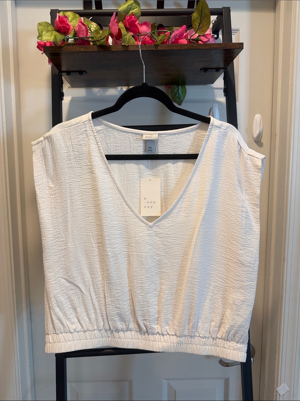 Cream V-Neck Textured Elastic-Hem Sleeveless Top Vacation Casual Y2K
